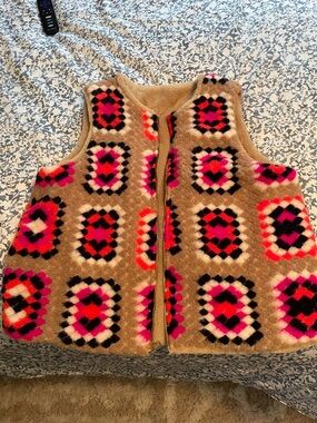 Vilagallo Tan Fuzzy Zip Vest with Pink and Black Geometric Print